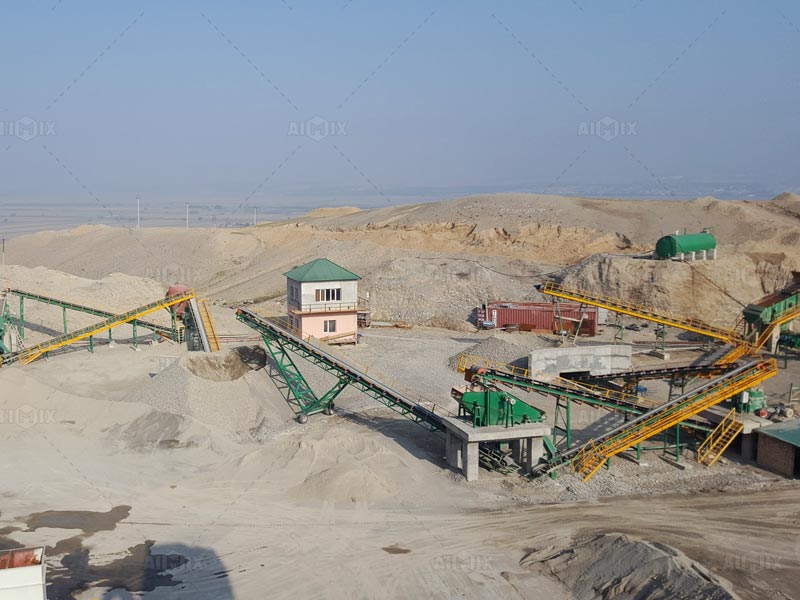 Mesin stone crusher sedang bekerja